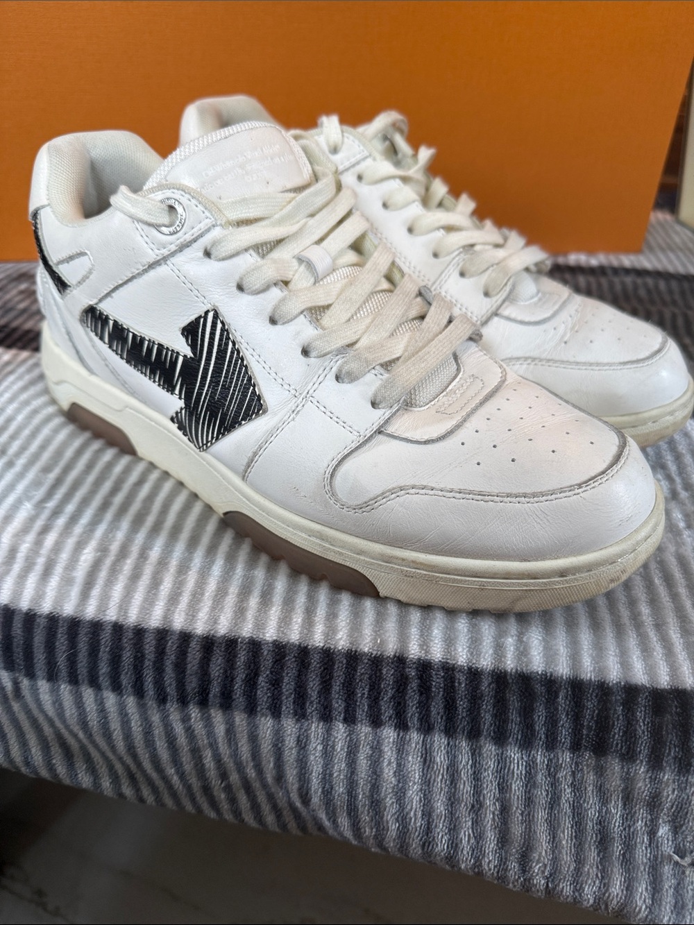 OFF WHITE White Leather Low-Top Sneakers with Black Accent - Men
